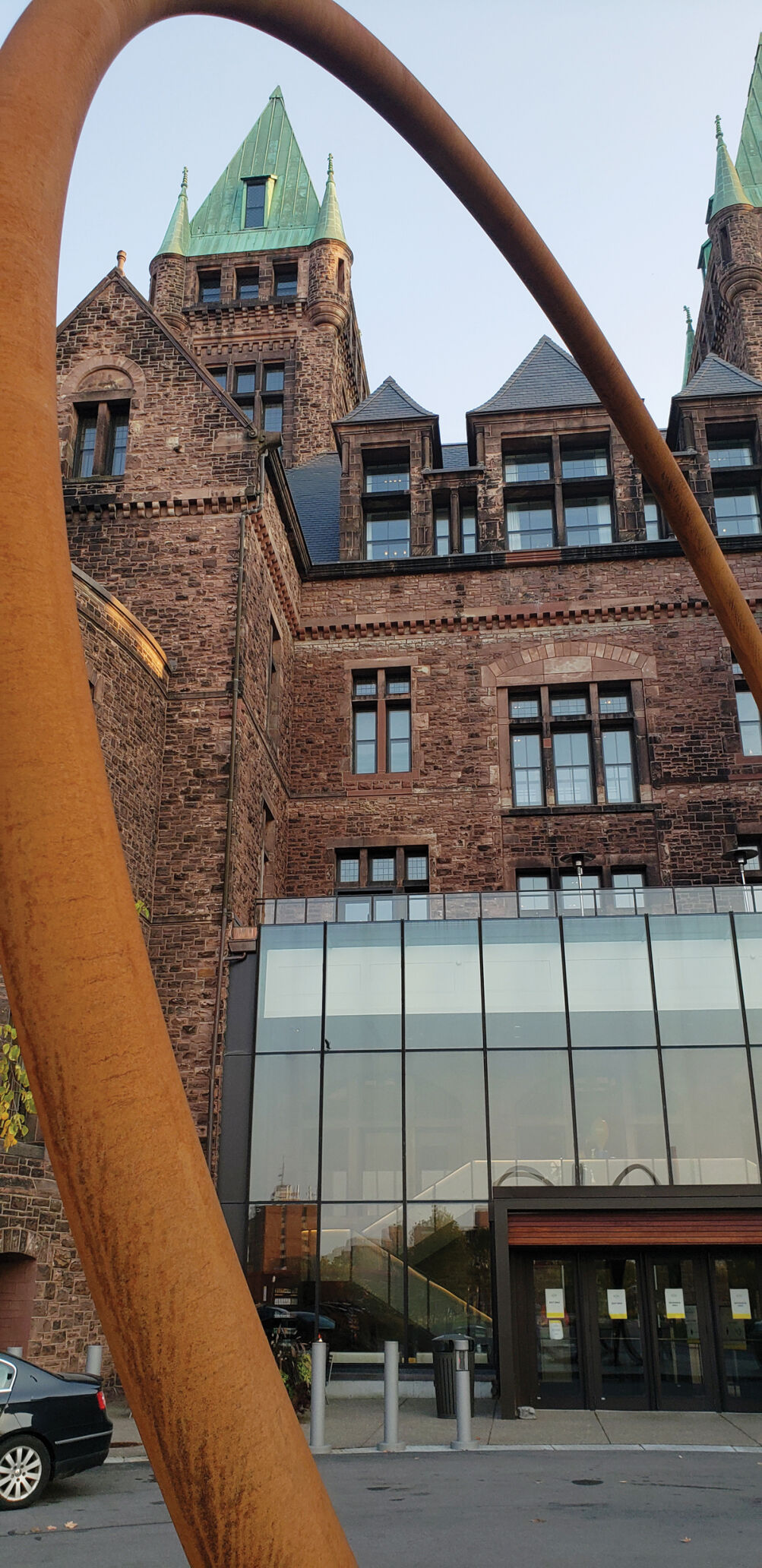 Hotel Henry, with Dániel Shafer’s sculpture